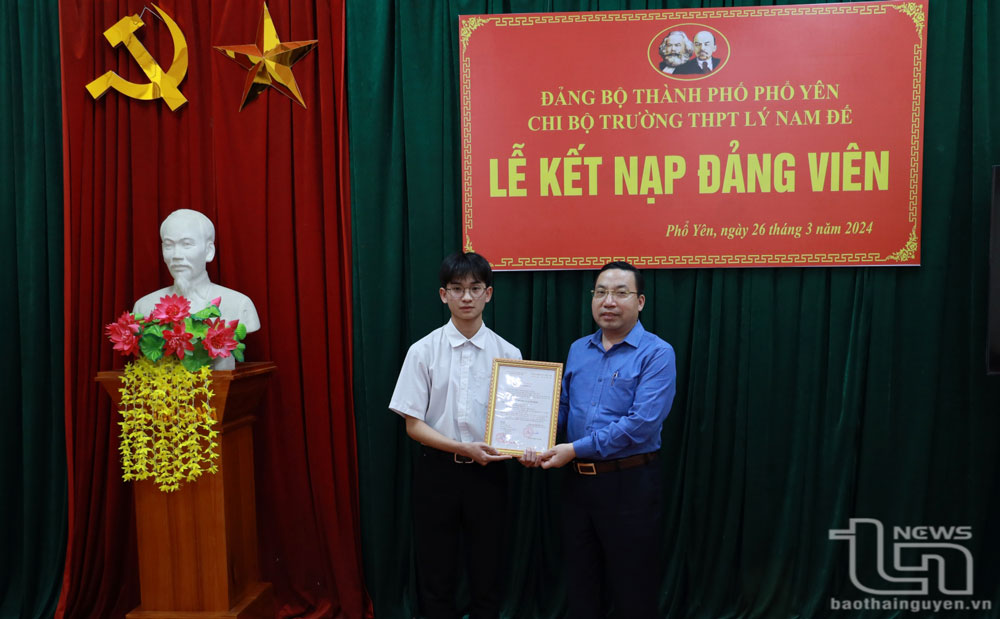 Tạo nguồn đảng viên từ trường học