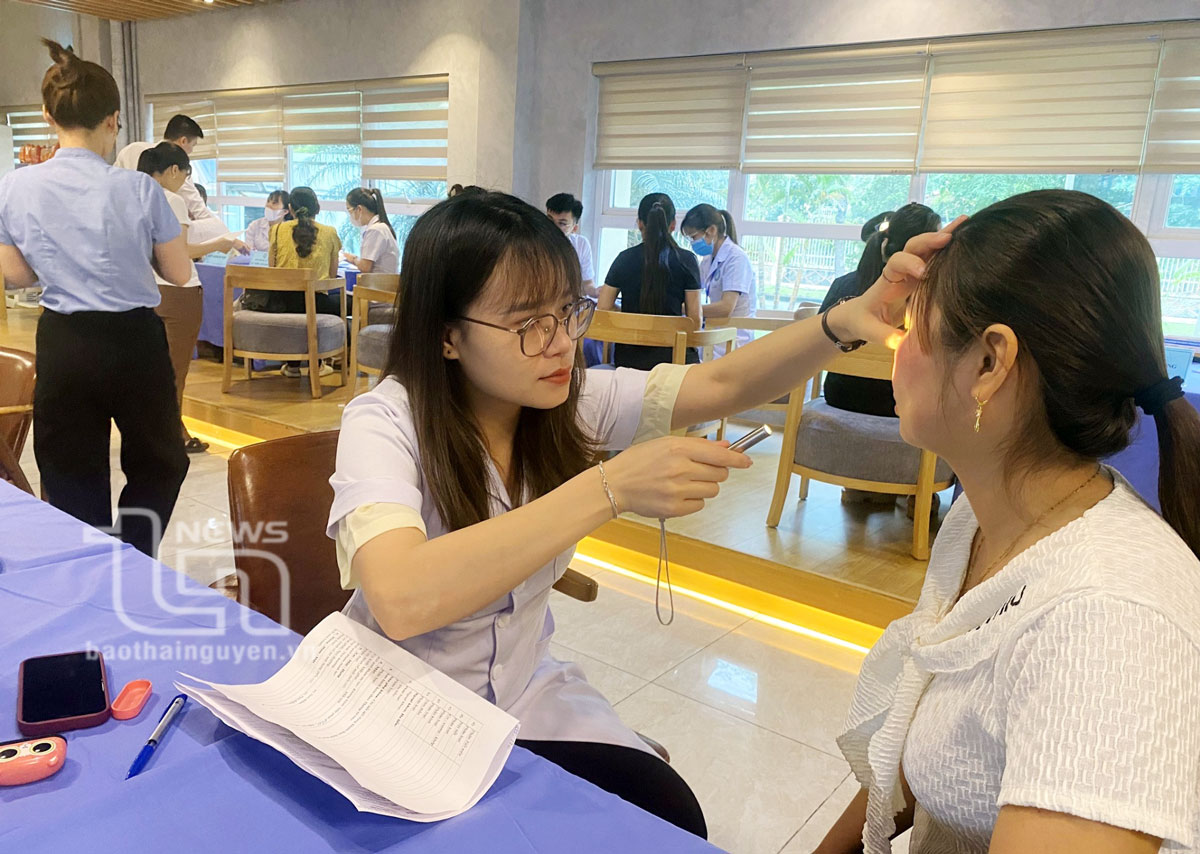 Khám bệnh, cấp phát thuốc miễn phí nhân dịp Tháng Công nhân