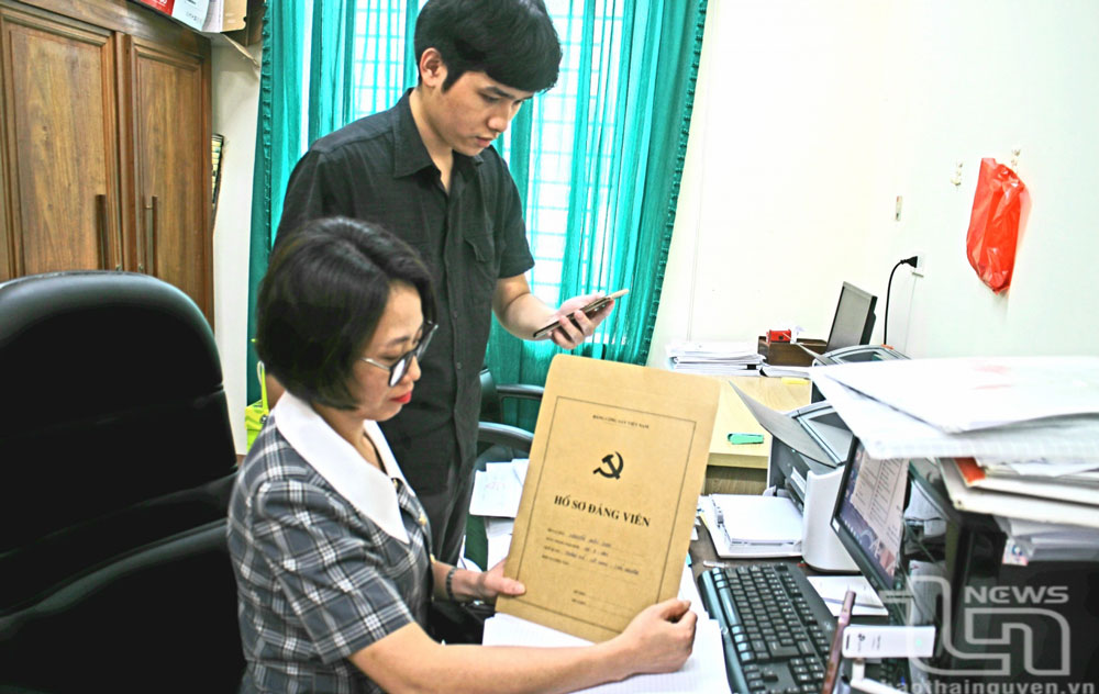 Chuyện sử dụng Sổ tay đảng viên điện tử ở vùng cao
