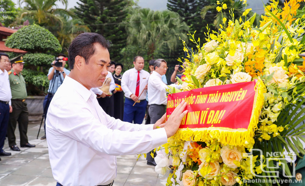 Dâng hương tưởng niệm Chủ tịch Hồ Chí Minh và Đại tướng Võ Nguyên Giáp