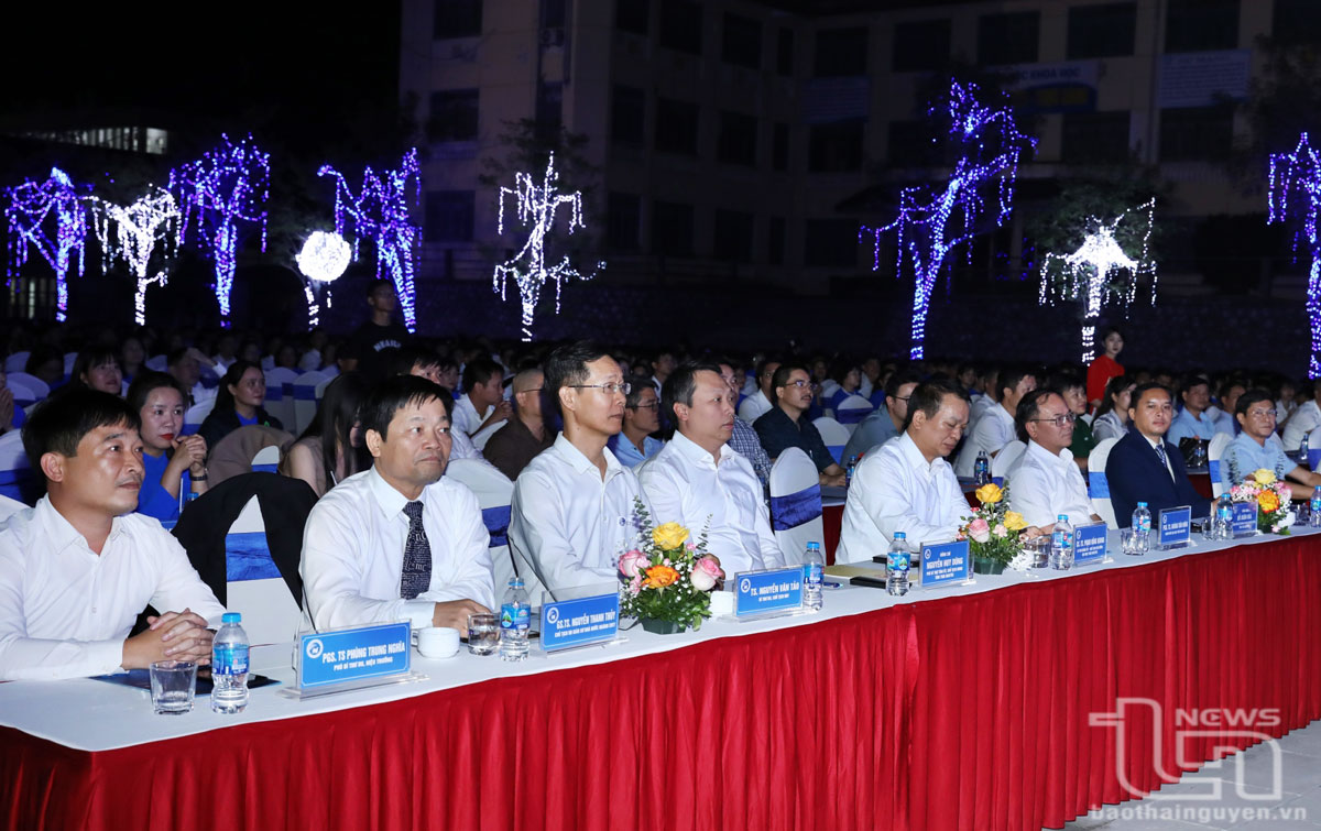 Đồng chí Chủ tịch UBND tỉnh Nguyễn Huy Dũng gửi nhiều thông điệp đến sinh viên công nghệ