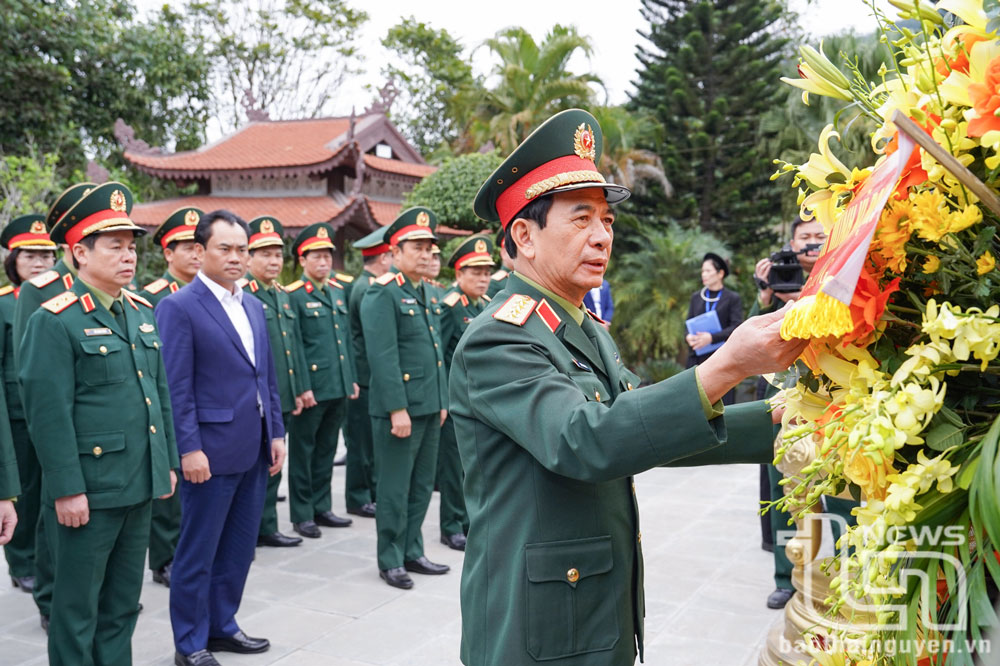 Đại tướng Phan Văn Giang dâng hương tưởng niệm Chủ tịch Hồ Chí Minh tại ATK Định Hóa