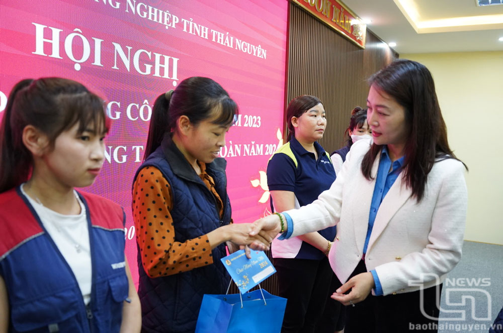 Tết sớm đến với người lao động