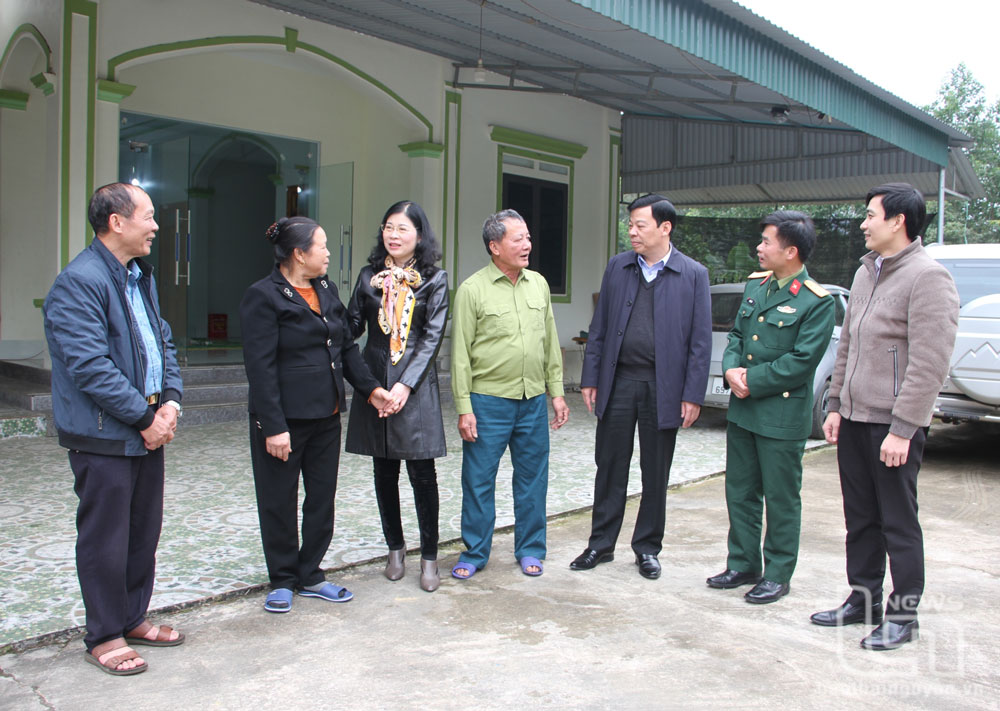 Thăm, tặng quà Tết thân nhân cán bộ, chiến sĩ đang công tác tại biên giới, hải đảo