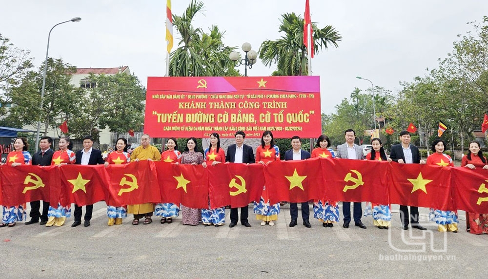 Khánh thành “Tuyến đường cờ Đảng, cờ Tổ quốc” tại phường Chùa Hang