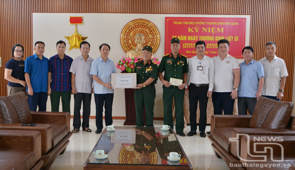 Tặng quà thương, bệnh binh tại Trung tâm Điều dưỡng thương binh Nho Quan