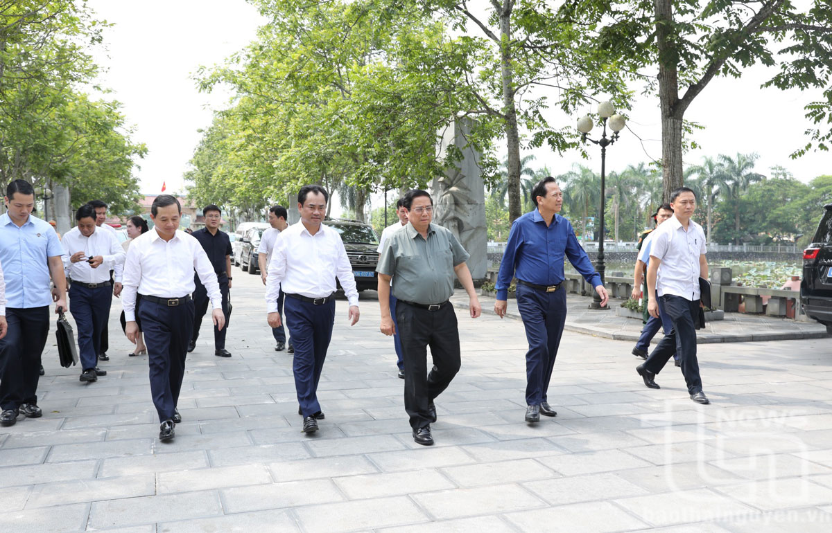 Thủ tướng Phạm Minh Chính dâng hương các di tích và tặng quà người có công tại Thái Nguyên
