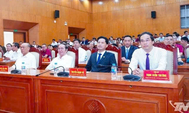 Khai trương tuyến xe buýt điện đầu tiên tại Thái Nguyên
