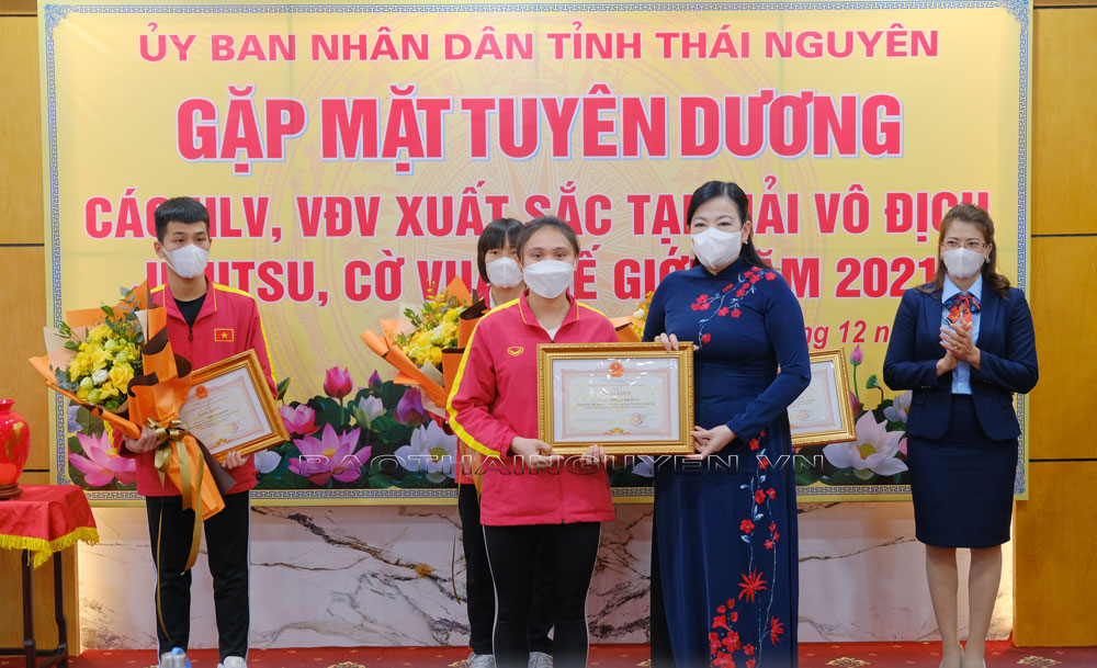 Tuyên dương các huấn luyện viên, vận động viên xuất sắc