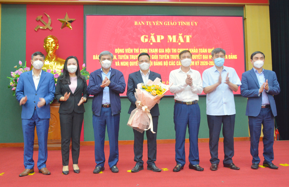 Gặp mặt, động viên thí sinh tham dự Hội thi Báo cáo viên giỏi toàn quốc