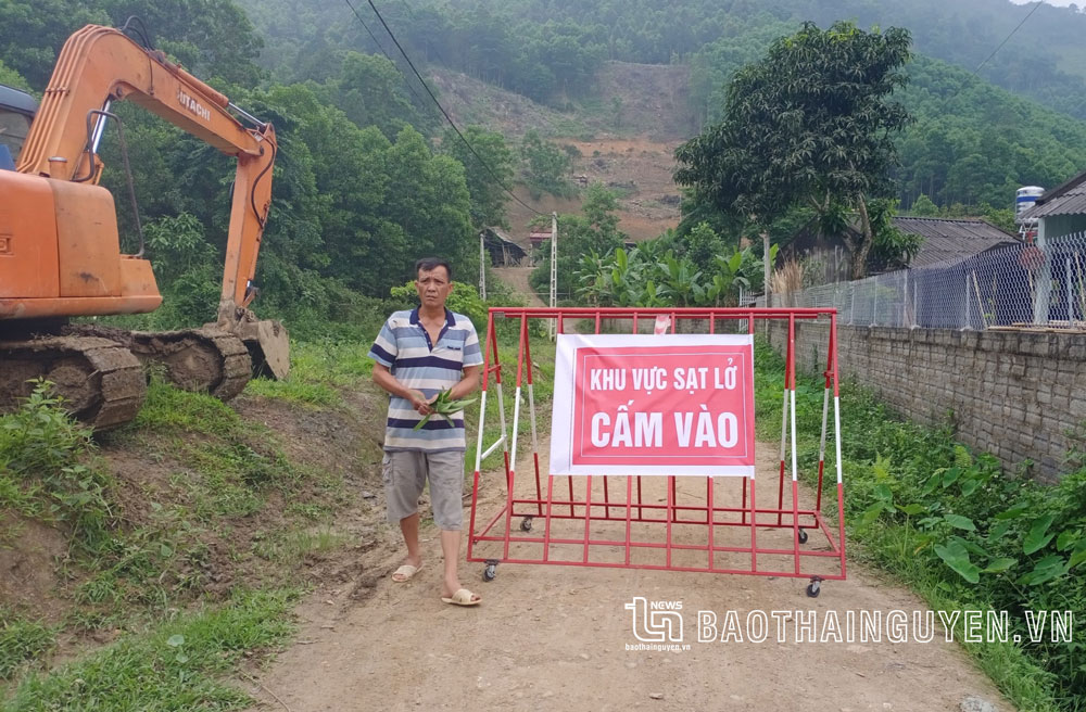 Di dời dân khỏi khu vực sạt lở đất ở xã Minh Tiến