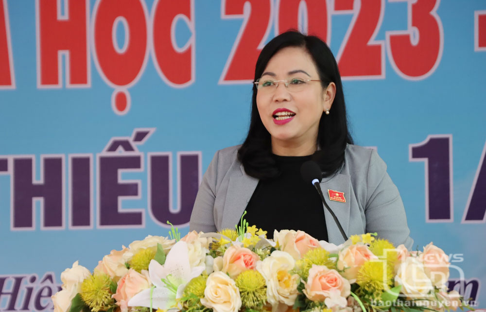 Đồng chí Bí thư Tỉnh ủy tặng quà trẻ em tại Võ Nhai