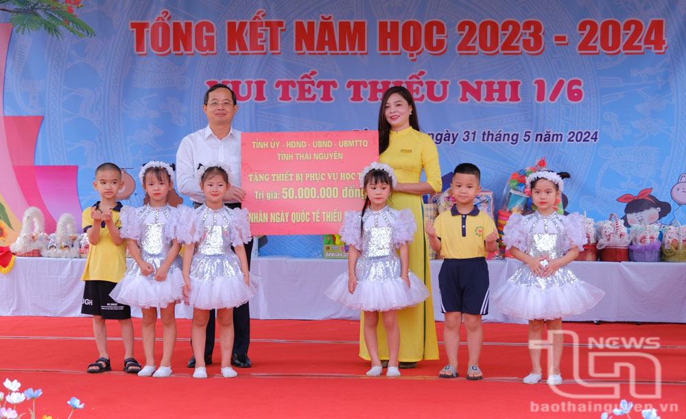 Đồng chí Phó Bí thư Thường trực Tỉnh ủy tặng quà Trường Mầm non Bản Ngoại