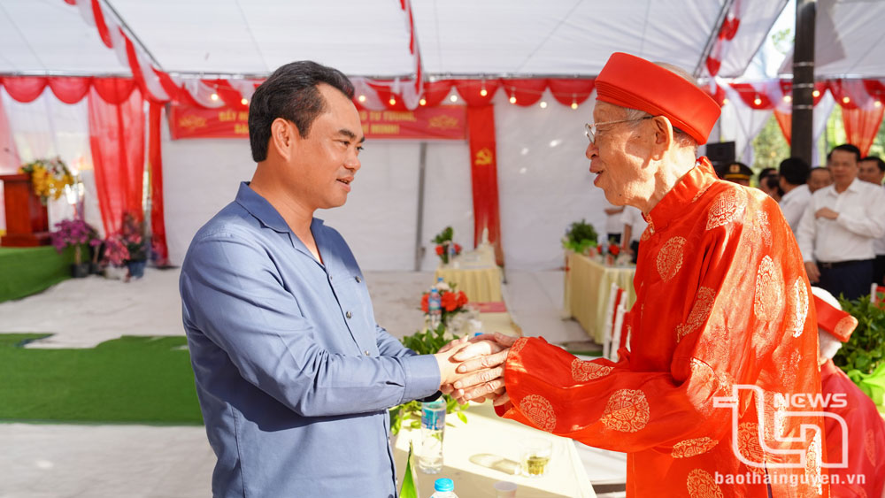 Đồng chí Bí thư Tỉnh ủy dự Ngày hội Đại đoàn kết tại xóm Phúc Tiến
