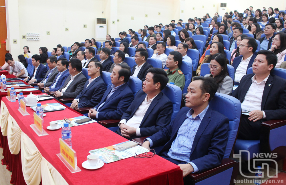 Tiếp tục thực hiện hiệu quả công tác lý luận chính trị và lịch sử Đảng