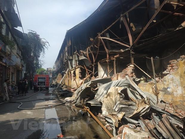 Cháy kho Công ty Rạng Đông: Di chuyển hơn 200 người dân trong đêm