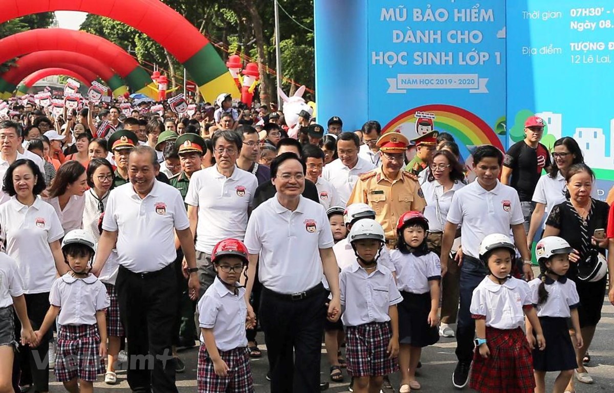 Đội mũ bảo hiểm cho trẻ em không phải chỉ để đối phó việc xử phạt