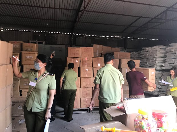 Bắt giữ lượng lớn bánh kẹo, đồ chơi nhập lậu đang ‘tuồn’ vào Hà Nội