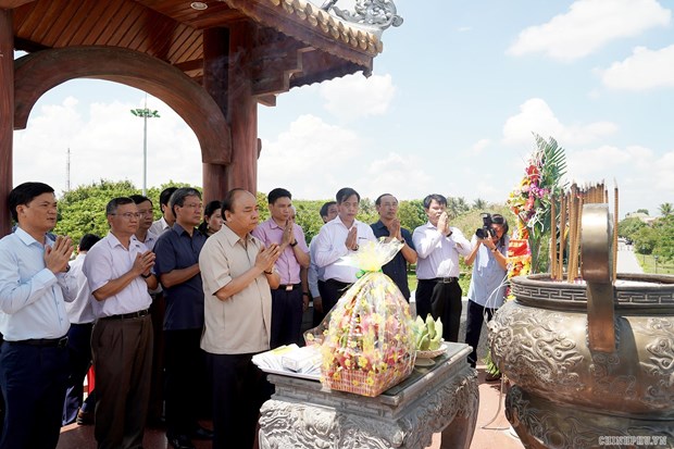 Thủ tướng dâng hương tưởng nhớ anh hùng liệt sỹ tại Thành cổ Quảng Trị