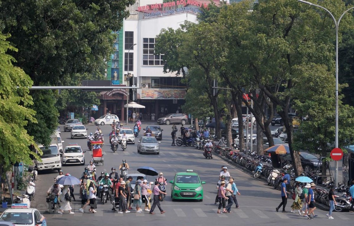 Thí điểm cấm ôtô, xe máy một tháng quanh phố đi bộ: Vẫn còn băn khoăn