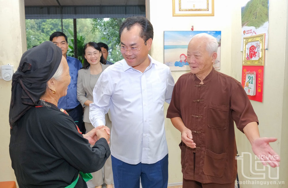 Thường trực Tỉnh ủy thăm, tặng quà gia đình dân tộc thiểu số tiêu biểu
