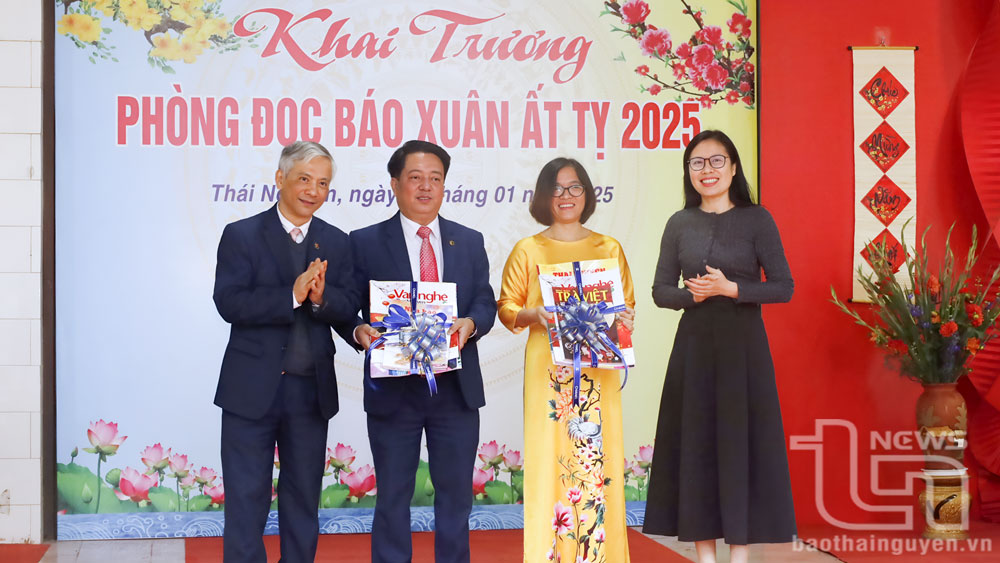 Khai trương phòng đọc báo Xuân và Không gian trưng bày sách