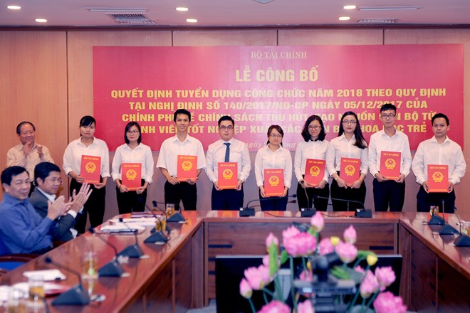 Bộ Tài chính: Nhiều ưu đãi cho 39 cá nhân xuất sắc trúng công chức