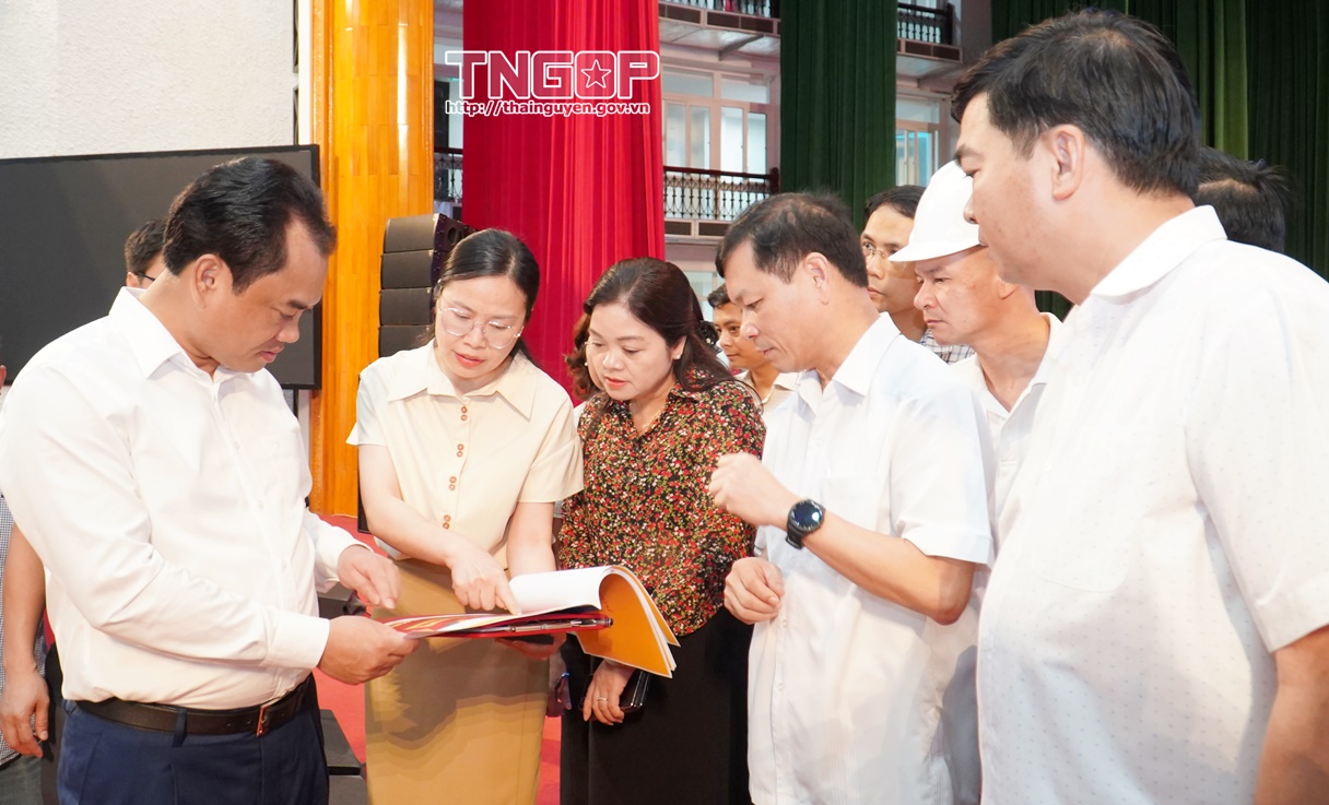 Đồng chí Bí thư Tỉnh ủy kiểm tra công trình Trung tâm Văn hóa - Nghệ thuật tỉnh Thái Nguyên