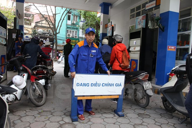 Từ 16 giờ 55 phút, ngày 5/10, xăng RON 92 giảm hơn 100 đồng mỗi lít