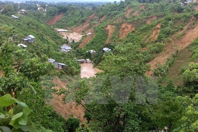 Mưa lớn gây lở đất chôn vùi hàng trăm người ở Bangladesh