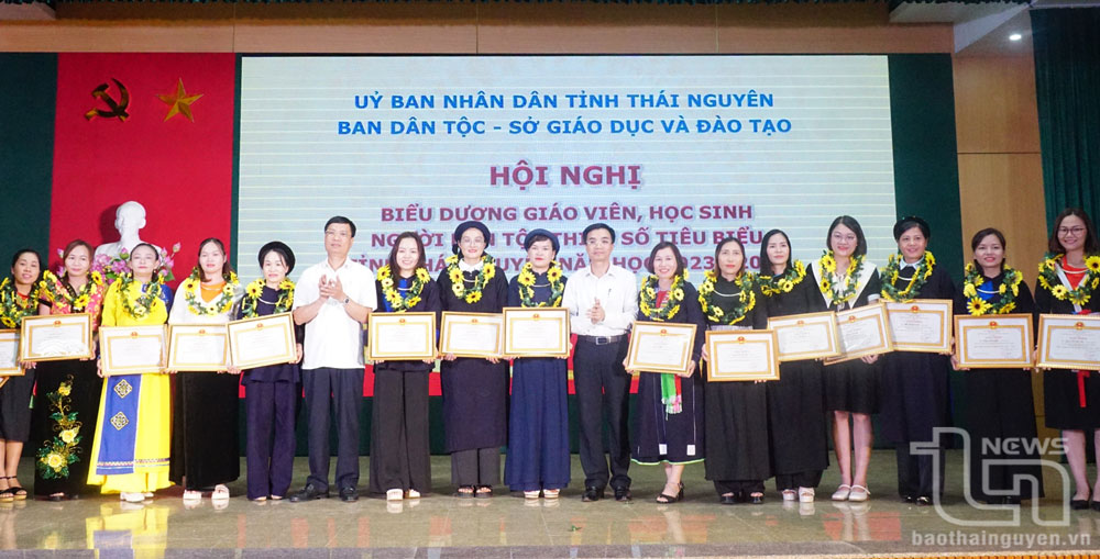 Khen thưởng 128 giáo viên, học sinh xuất sắc là người dân tộc thiểu số