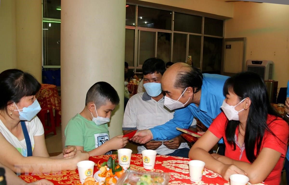 Dồn sức chăm lo Tết cho lao động nghèo, mất việc và bị ngưng hợp đồng