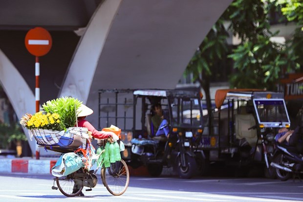 Nắng nóng tiếp diễn ở Bắc Bộ và Trung Bộ, nhiệt độ cao nhất 37 độ C