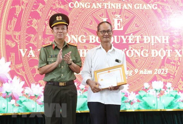 Vụ cháu bé bị ném xuống sông: Khen thưởng hành động cứu người