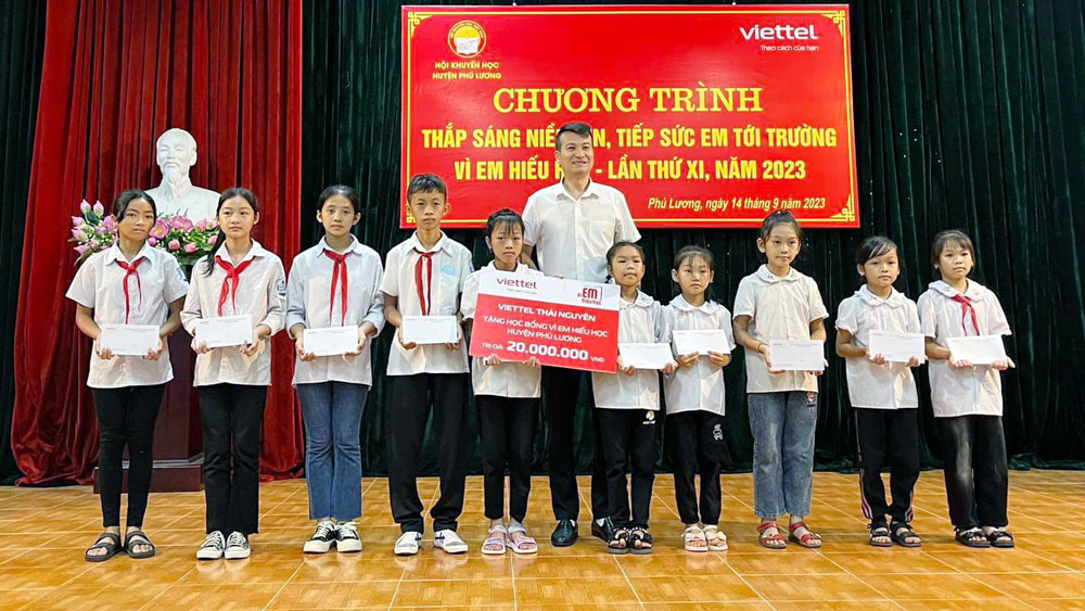 Phú Lương: Trao 105 suất học bổng cho học sinh nghèo