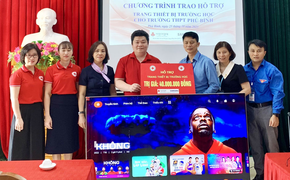 Bàn giao thiết bị hỗ trợ dạy học cho các trường