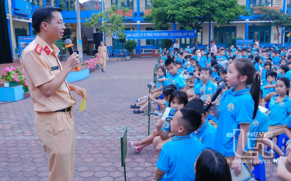 Tuyên truyền Luật Giao thông đường bộ tại Trường Tiểu học Đội Cấn 1