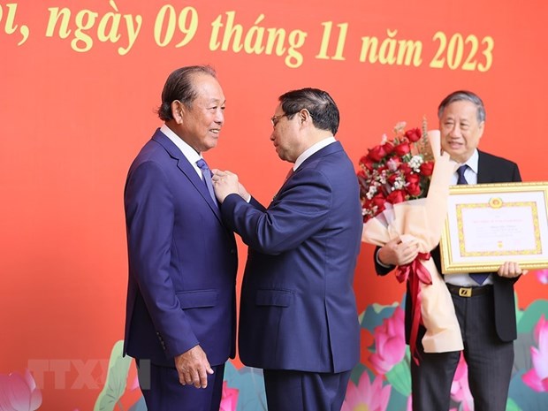 Thủ tướng trao Huy hiệu Đảng cho hai nguyên Phó Thủ tướng Chính phủ