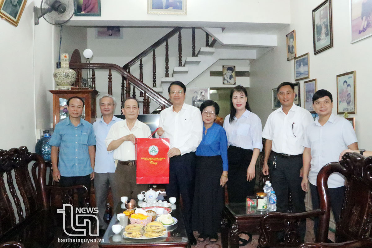 Tặng 5.200 suất quà cho các đối tượng chính sách