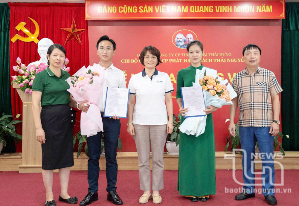 Đảng bộ Công ty CP Thương mại Thái Hưng: Kết nạp mới 7 quần chúng ưu tú vào Đảng
