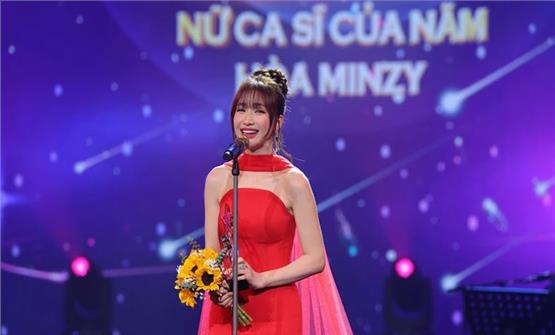 Đen và Hòa Minzy giành giải Nam, Nữ ca sĩ của năm