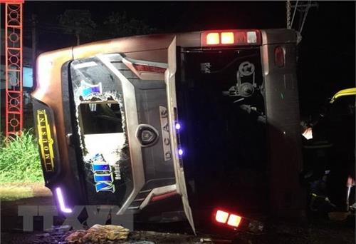 Đồng Nai: Lật xe khách trong đêm, 2 người chết 17 người bị thương