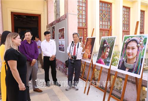 Khai mạc triển lãm “Sắc màu ASEAN” và các di sản Việt Nam