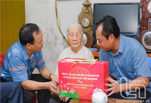 Đồng chí Bí thư Tỉnh ủy Trịnh Việt Hùng tặng quà, động viên các gia đình chính sách