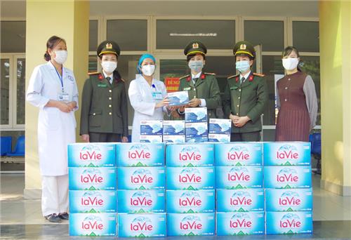 Tặng quà hỗ trợ phòng, chống dịch cho Bệnh viện Lao và Bệnh phổi