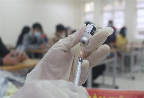 Hà Nội tạm dừng tiêm hai lô vaccine 'được tăng hạn' cho học sinh