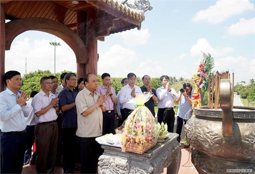 Thủ tướng dâng hương tưởng nhớ anh hùng liệt sỹ tại Thành cổ Quảng Trị