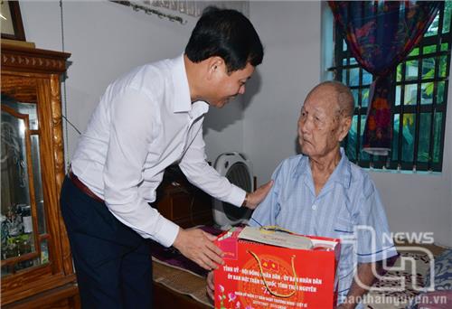 Lãnh đạo tỉnh Thái Nguyên tặng quà người có công nhân Ngày Thương binh - Liệt sĩ