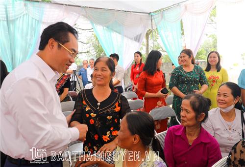 Đồng chí Chủ tịch UBND tỉnh chung vui Ngày hội Đại đoàn kết với nhân dân xóm Long Vân