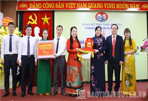 Trao Quyết định thành lập Đảng bộ Công ty CP Bệnh viện Quốc tế Thái Nguyên
